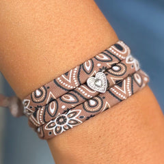 Braunes Armband im Bandana-Stil mit silbernem Herz