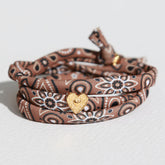 Braunes Armband im Bandana-Stil mit goldenem Herz