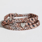 Braunes Armband im Bandana-Stil mit silbernem Herz