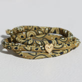 Olivgrünes Bandana-Armband mit goldenem Herz