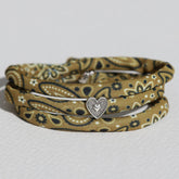 Armband im Bandana-Stil in Oliv mit silbernem Herz