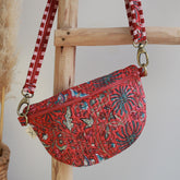 Bolso bandolera con flores rojas