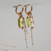 Goldene Ohrringe mit Perle und limettengrün