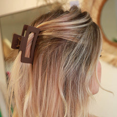 Pinza para el pelo lisa color marrón mate