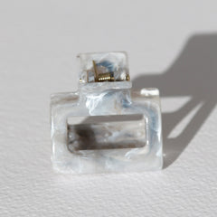 Remolino de pinza de pelo gris pequeño