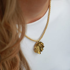 Statement ketting met gouden schelp