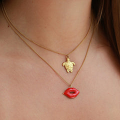 Goldkette mit Rote Lippen