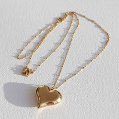 Collar largo dorado con corazón atrevido