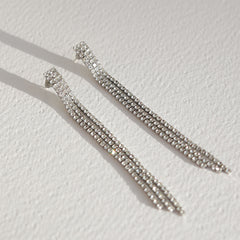 Gouden oorbellen covered in diamonds