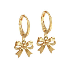 Goldene Ohrringe mit Schleifen