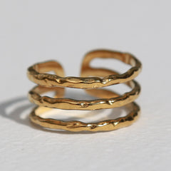 Gold ring with hammered lines