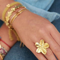 Flor de anillo de oro