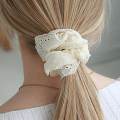 Scrunchie Stickerei beige