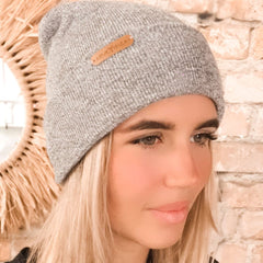 Gorro gris cuerpo a cuerpo