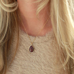 Collar de oro con piedra preciosa de zafiro