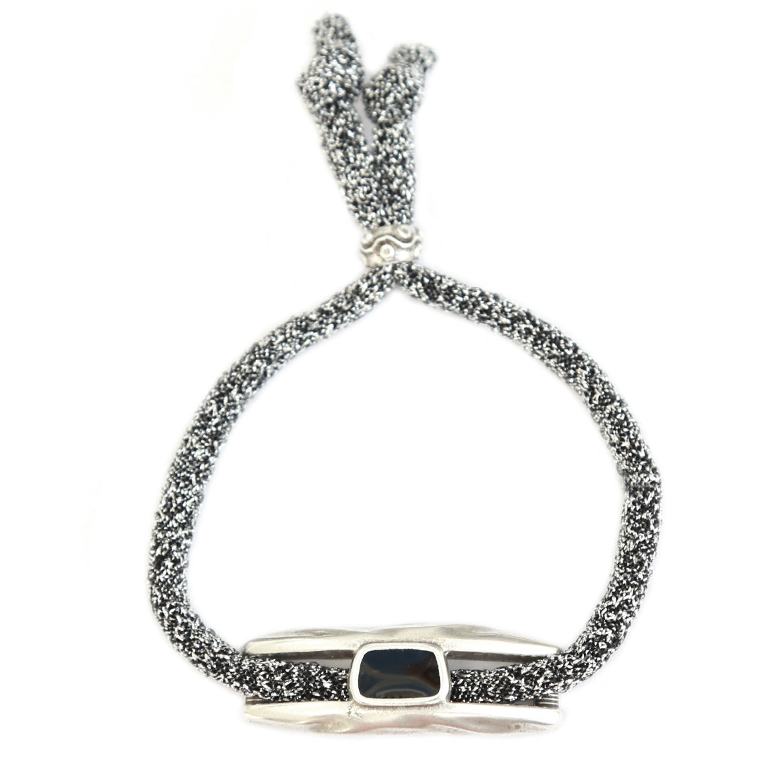 Pulsera plateada con brillo escarchado