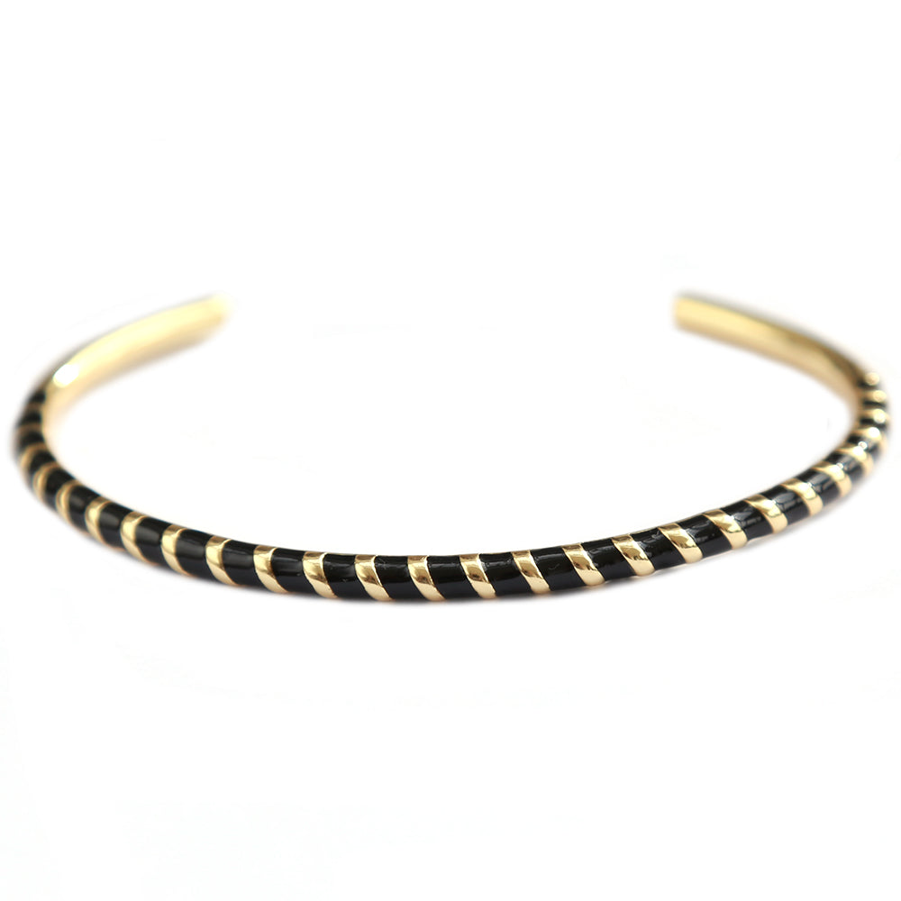Brazalete dorado con rayas negras