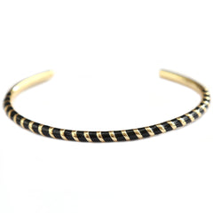 Brazalete dorado con rayas negras