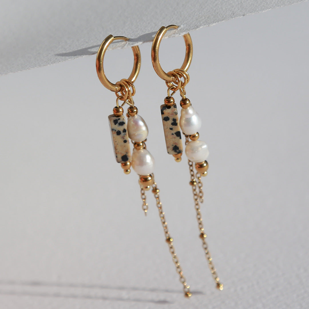 Goldene Ohrringe mit Perle und Dalmatiner