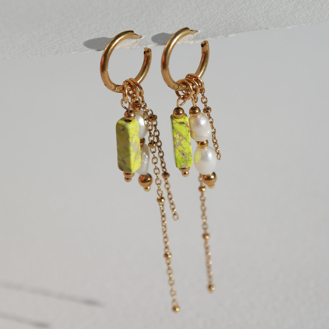 Goldene Ohrringe mit Perle und limettengrün