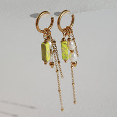 Goldene Ohrringe mit Perle und limettengrün