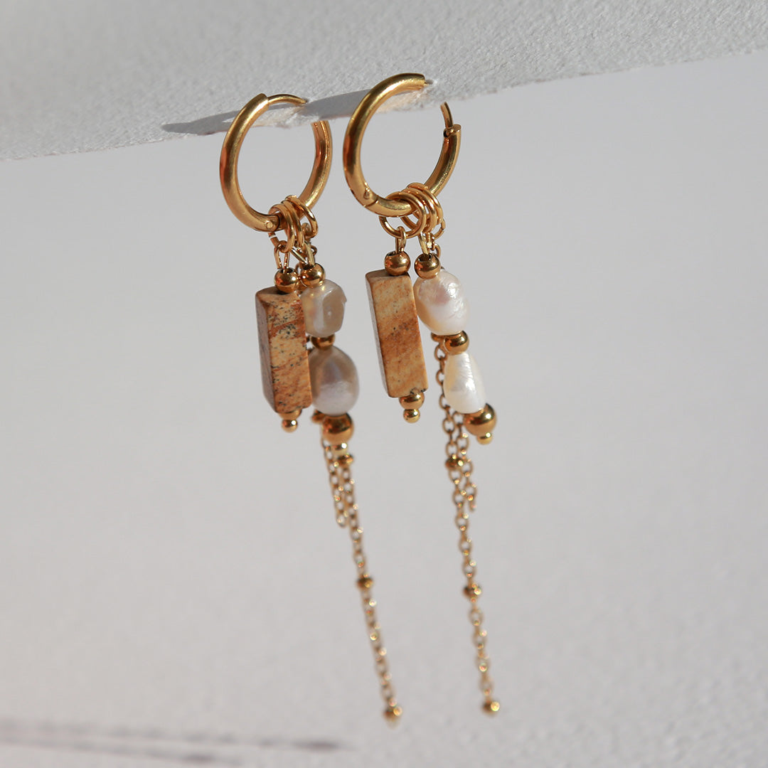 Goldene Ohrringe mit Perle und braunem Stein