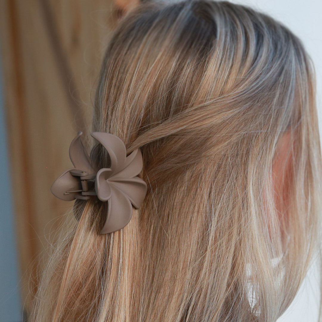 Barrette à cheveux fleur taupe