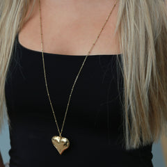 Collar largo dorado con corazón atrevido