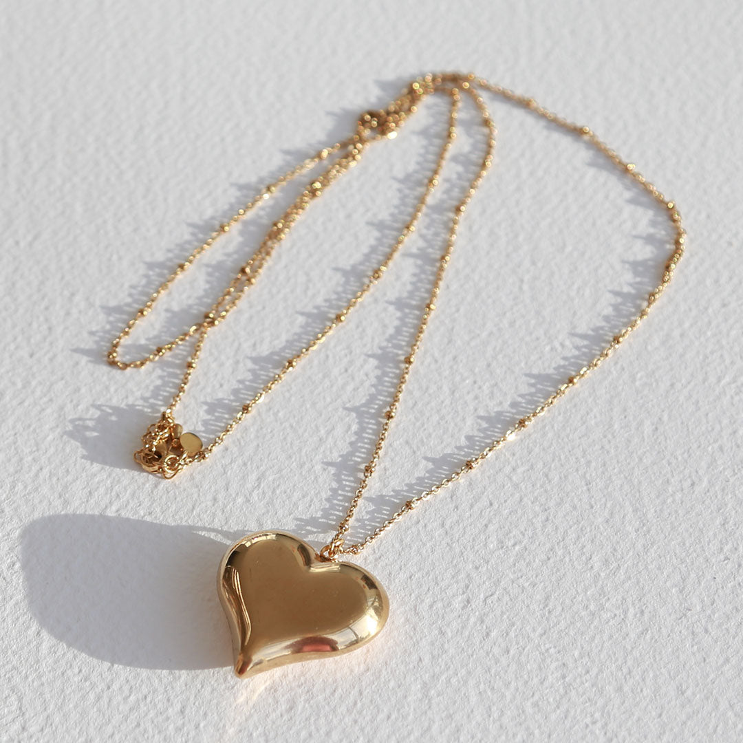 Collar largo dorado con corazón atrevido