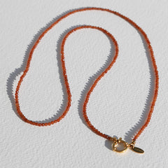 Lange Halskette mit facettiertem orangefarbenem Granat