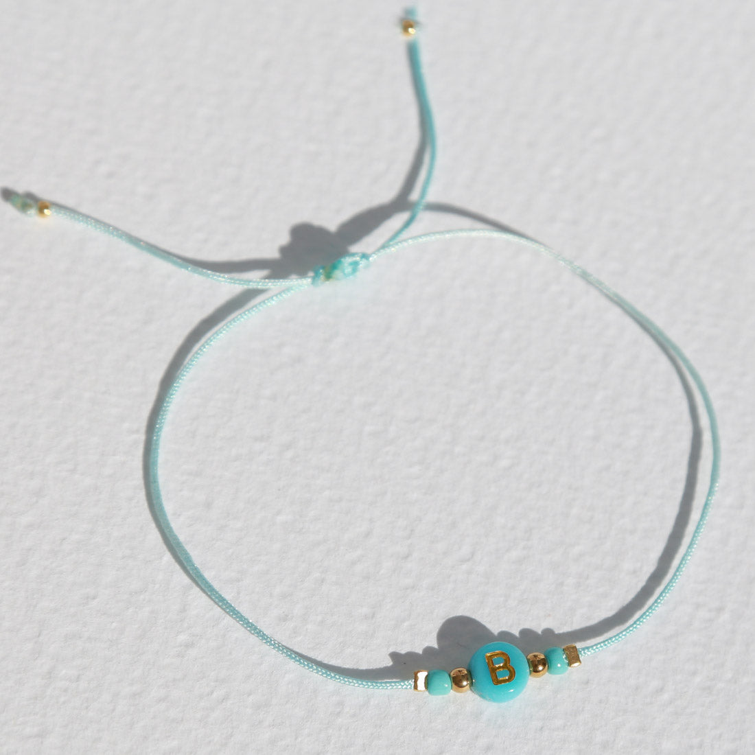 Individuell gestaltetes Armband mit Initialen blau