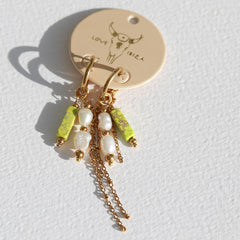 Goldene Ohrringe mit Perle und limettengrün