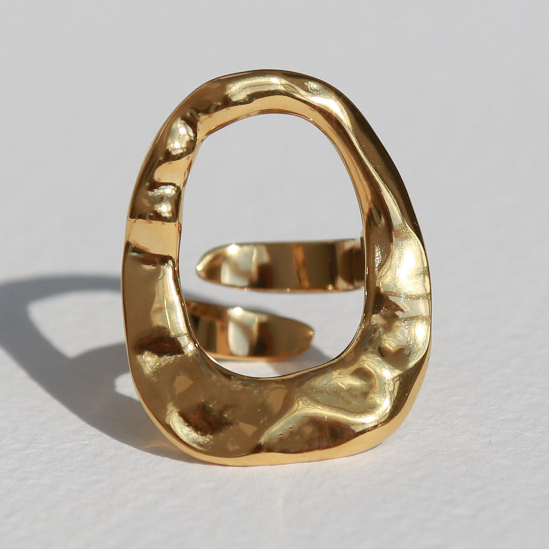 Gouden ring organisch statement