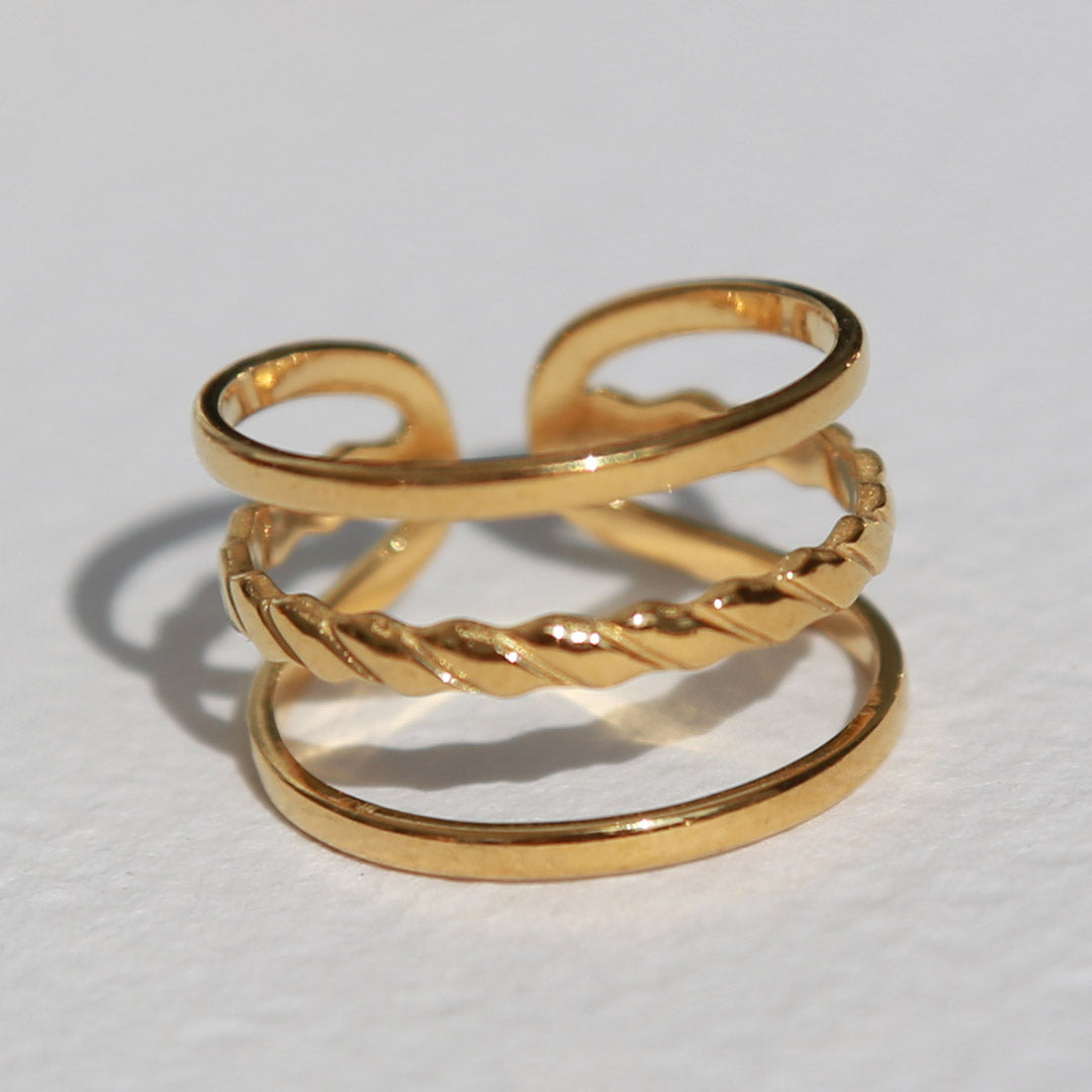 Goldener Ring gedrehte Linie