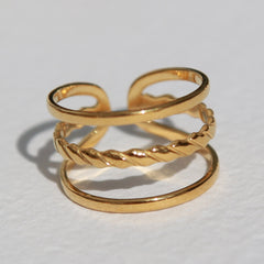 Goldener Ring gedrehte Linie