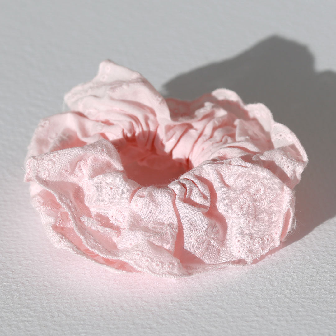 Scrunchie broderie roze