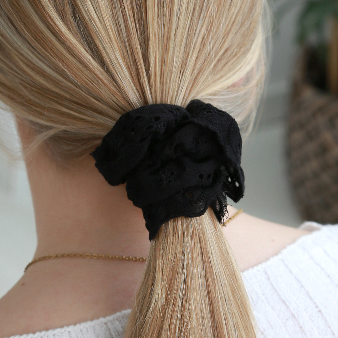Scrunchie broderie zwart