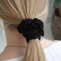Scrunchie broderie zwart