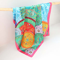 Pañuelo de satén estilo bandana con estampado barroco oceánico
