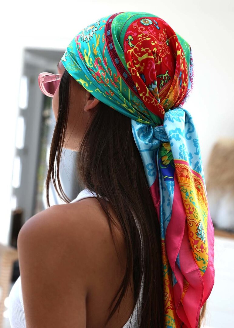 Pañuelo de satén estilo bandana con estampado barroco oceánico
