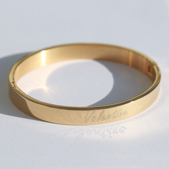 Engraved bangle bracelet gold - name